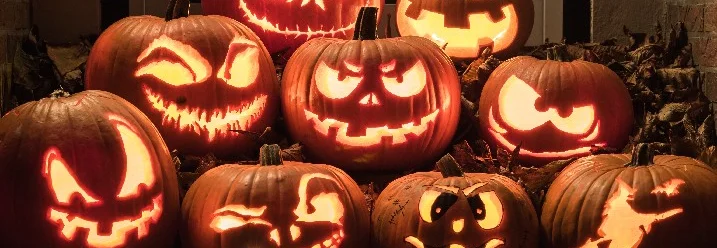 Beleuchtete Halloween-Kürbisse